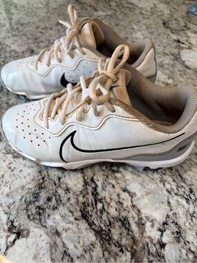 Nike White and Gray Baseball Cleats